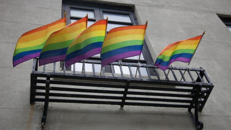 石墙旅馆的骄傲节旗帜