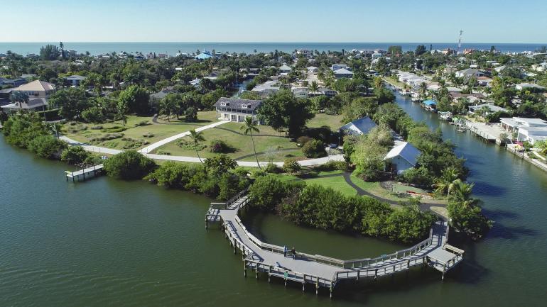 埃斯特罗岛的历史遗址和令人放松的度假胜地——山丘小屋