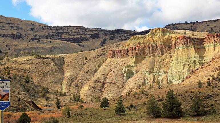 约翰迪化石床国家纪念区宏伟壮观的教堂岩