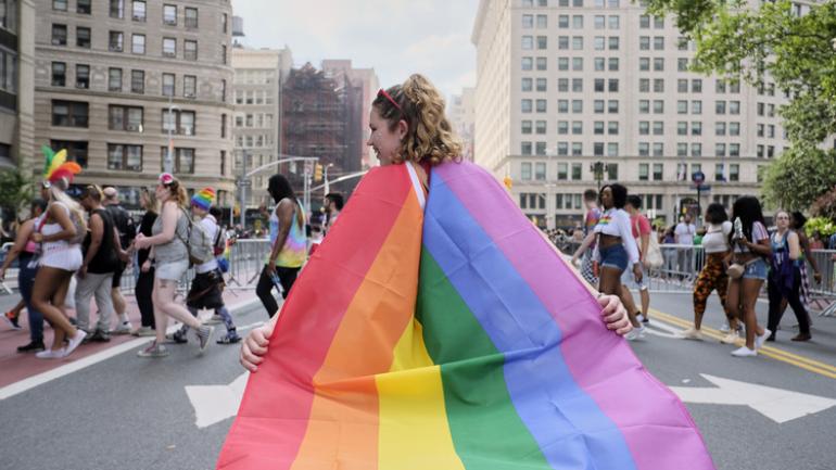 纽约市高举骄傲节旗帜的女孩