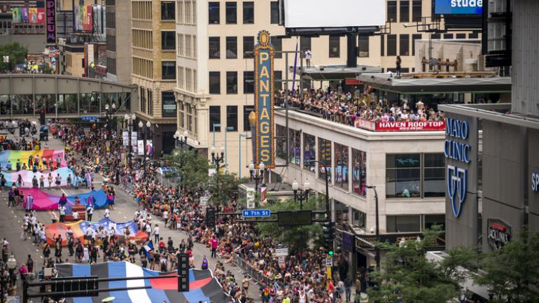 潘塔吉斯剧院外的骄傲节游行