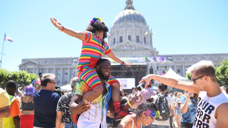 在旧金山市政厅门前参加骄傲节的一群朋友们
