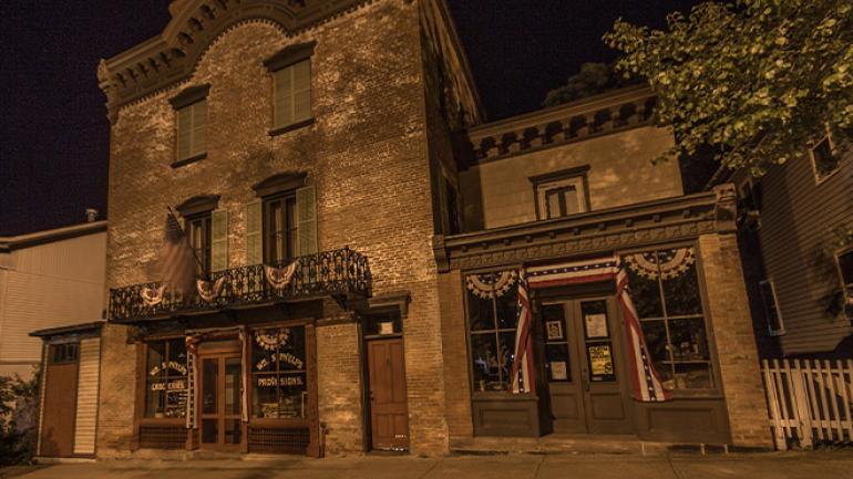 等待进入建于 1826 年的威廉·菲尔普斯百货商店