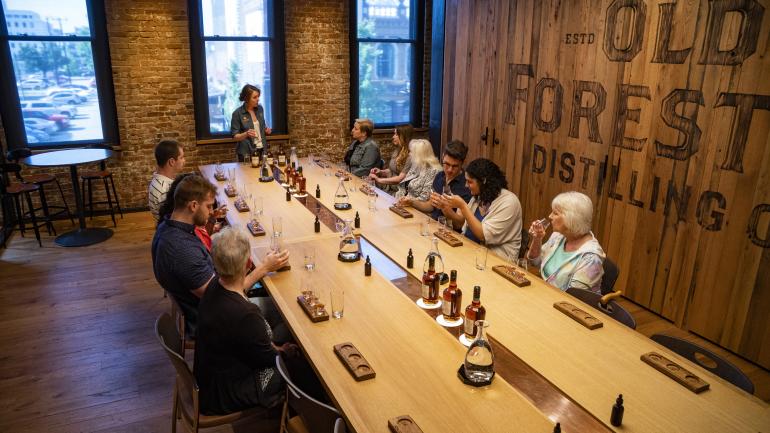 在路易维尔市中心威士忌巷的 Old Forester Distillery 酿酒厂品尝波旁酒 在路易维尔市中心威士忌巷的 Old Forester Distillery 酿酒厂品尝波旁酒