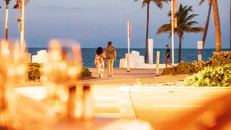 Casablanca Café 咖啡馆提供户外用餐场地,可以欣赏到罗德岱堡的海滨景致 Casablanca Café 咖啡馆提供户外用餐场地,可以欣赏到罗德岱堡的海滨景致