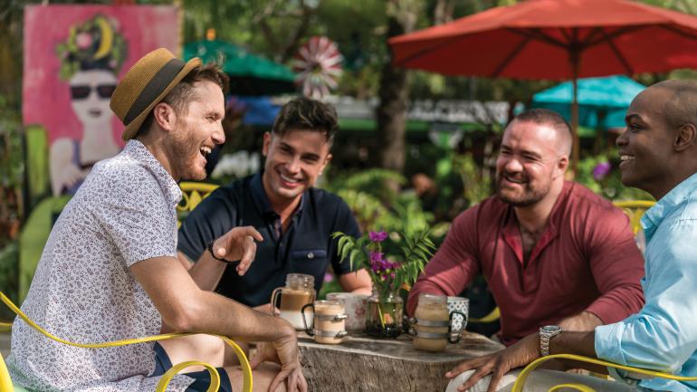 在 The Alchemist 咖啡馆的户外环境喝杯咖啡休憩一番