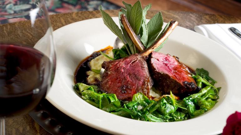 在杰克逊的 Wild Sage 餐厅享用当地美食