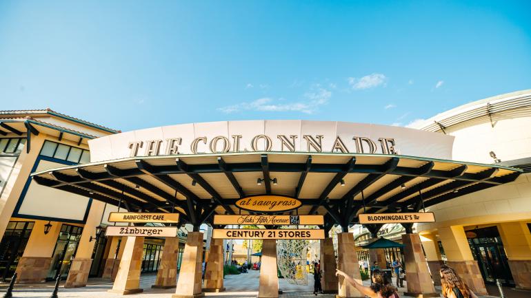 Colonnade Outlets 购物中心的入口,Sawgrass Mills 购物中心的大量奢侈品店云集于此 Colonnade Outlets 购物中心的入口,Sawgrass Mills 购物中心的大量奢侈品店云集于此