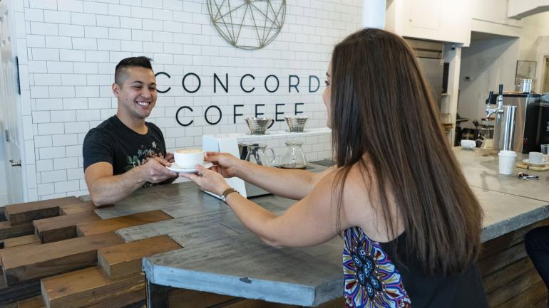 在 Concord Coffee 咖啡店点一杯手工制作的拿铁