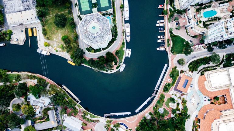 蜿蜒穿过大罗德岱堡的一条水道的俯瞰图