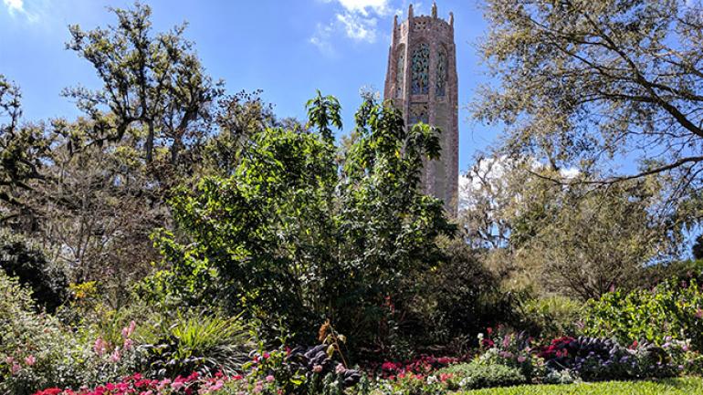 在博克塔花园，色彩缤纷的植物花丛簇拥着著名的“歌塔”