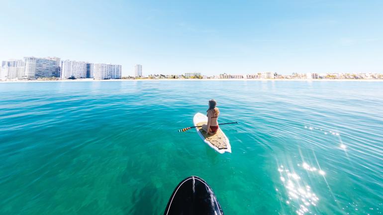在罗德岱堡附近的大西洋碧蓝海水上体验立桨冲浪 在罗德岱堡附近的大西洋碧蓝海水上体验立桨冲浪
