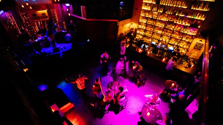 在 Stache Drinking Den 酒吧与精制鸡尾酒和多彩夜生活相遇 在 Stache Drinking Den 酒吧与精制鸡尾酒和多彩夜生活相遇