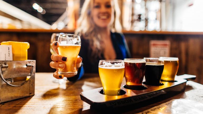 在 Tarpon River Brewing 酿酒厂品尝各种啤酒 在 Tarpon River Brewing 酿酒厂品尝各种啤酒