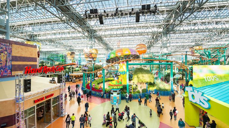 全家人在尼克宇宙体验令人尖叫的游乐设施