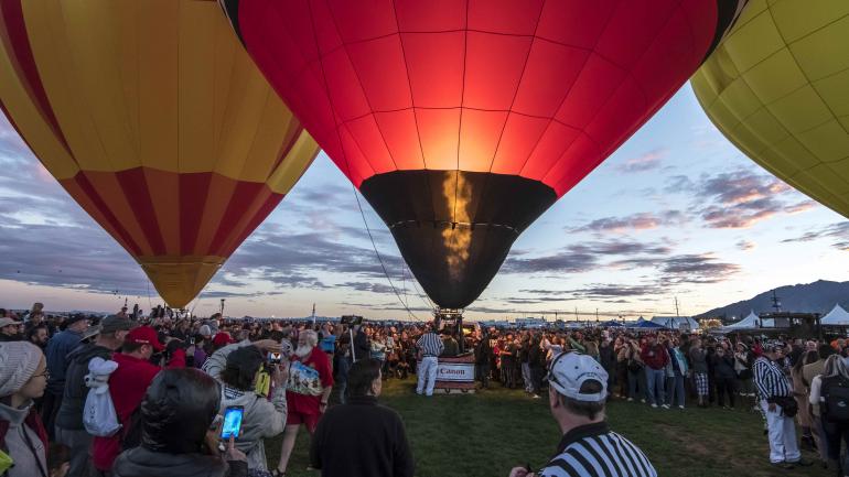 在阿尔伯克基体验热气球黄昏之旅