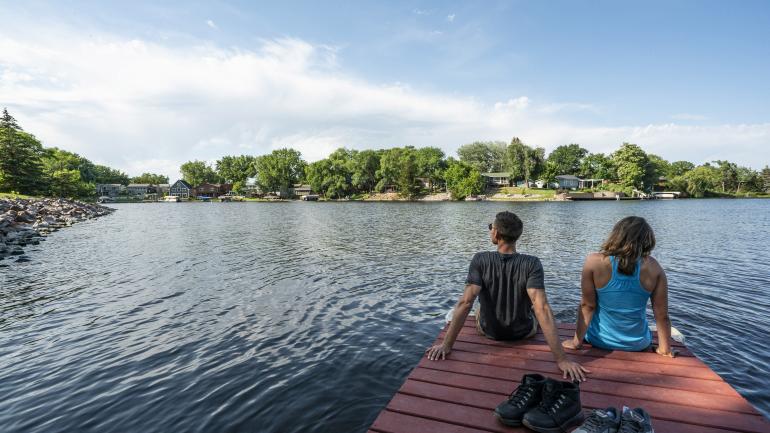 在南达科他州米切尔镇的码头上放松身心，欣赏米切尔湖的迷人景致