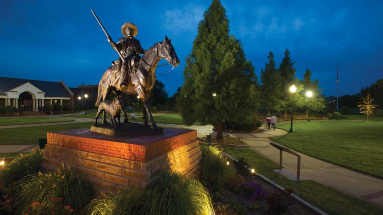 史密斯堡的西部传奇人物巴斯·里夫斯纪念雕像 史密斯堡的西部传奇人物巴斯·里夫斯纪念雕像