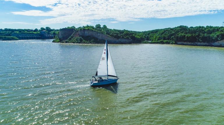 在南达科他州扬克顿市的刘易斯和克拉克湖上乘船巡游