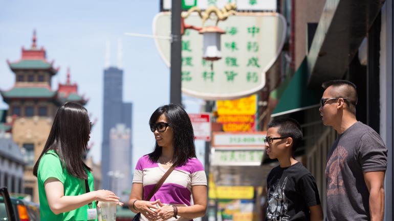 游览这座城市的唐人街