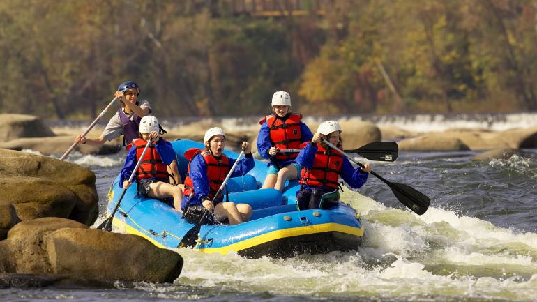 在弗吉尼亚州里士满市中心的詹姆斯河上白水漂流