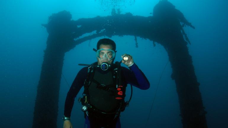 探索关岛海岸附近的沉船潜水地