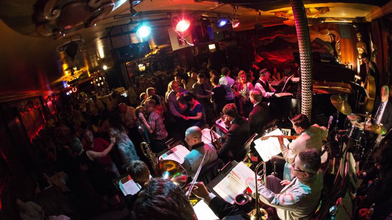 在 The Green Mill 酒吧，爵士乐队的演出总是吸引着人们蜂拥而至