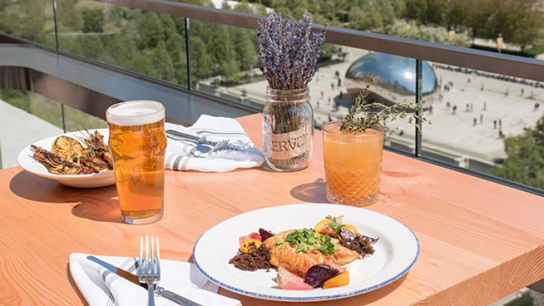 在 Cindy's Rooftop 餐厅伴着美景惬意畅享美食美酒