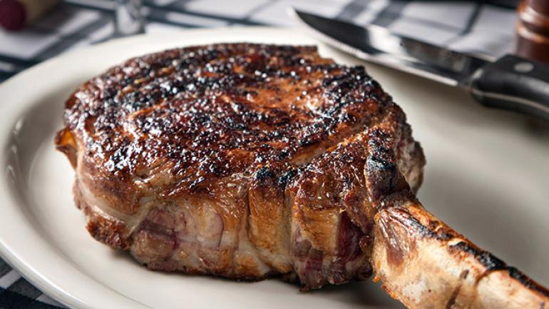 从芝加哥众多牛排餐厅中挑选一家，品尝一份挑动味蕾的诱人牛排