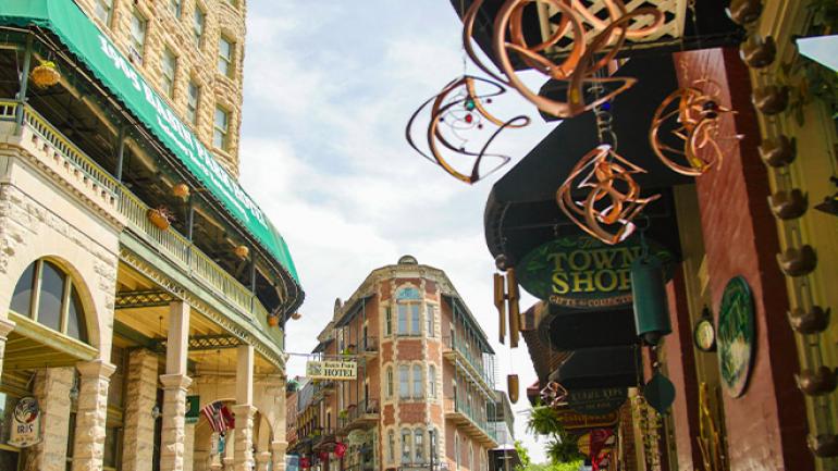 尤里卡斯普林斯的古雅建筑和本地商业 尤里卡斯普林斯的古雅建筑和本地商业