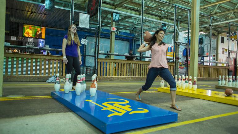 尝试最新潮的“fowling”运动，一种融合了美式橄榄球和保龄球的游戏