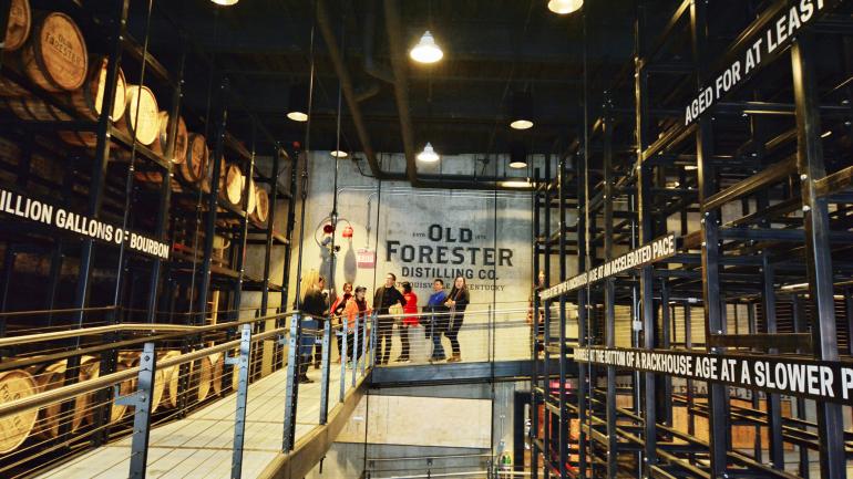参观肯塔基州路易维尔市中心的 Old Forester 酿酒厂 参观肯塔基州路易维尔市中心的 Old Forester 酿酒厂
