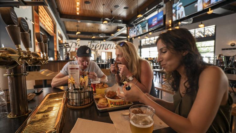 在 The Brakeman 啤酒屋畅饮着啤酒，在 Penny Red’s 大快朵颐地吃着炸鸡