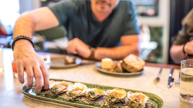 北卡罗来纳州罗利市 Death and Taxes 餐厅的烤牡蛎