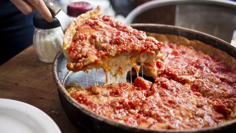 品尝一块深盘披萨，体验浓香奶酪和醇厚肉味给味蕾带来的刺激