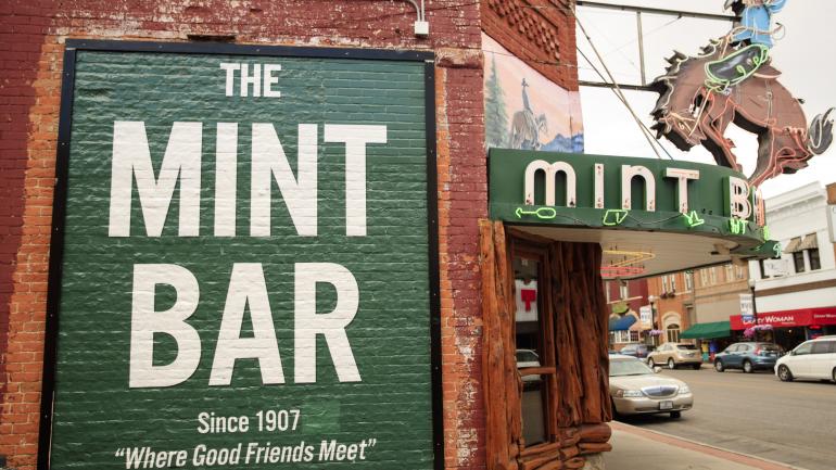 谢里登传统的沙龙风格酒吧 Mint Bar 的外景