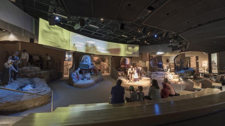 一家人在参观卡斯珀国家历史之路学习中心的展览