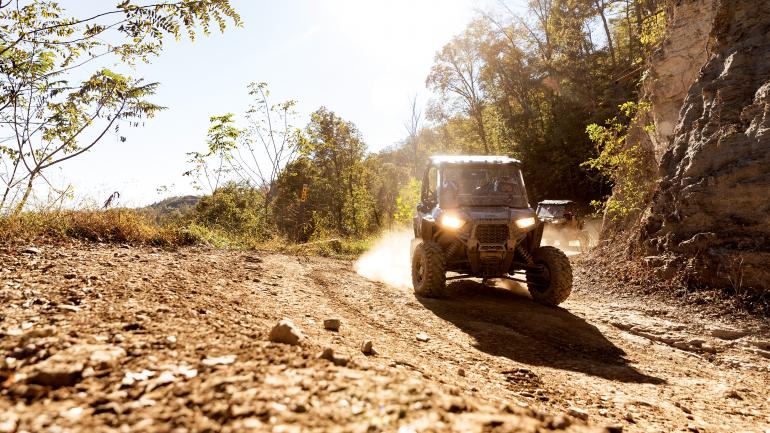 在麦考伊山全地形车小径上驾驶全地形车