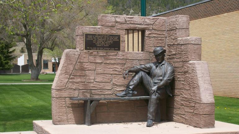 一定要与“圣丹斯小子”雕塑合影留念