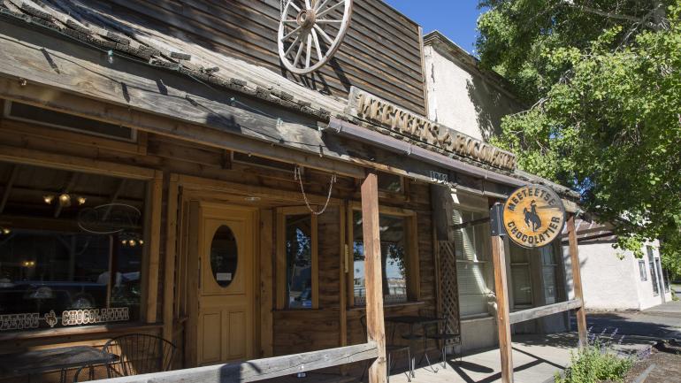 小镇木板人行道上的米蒂齐巧克力店乡村风格的外观