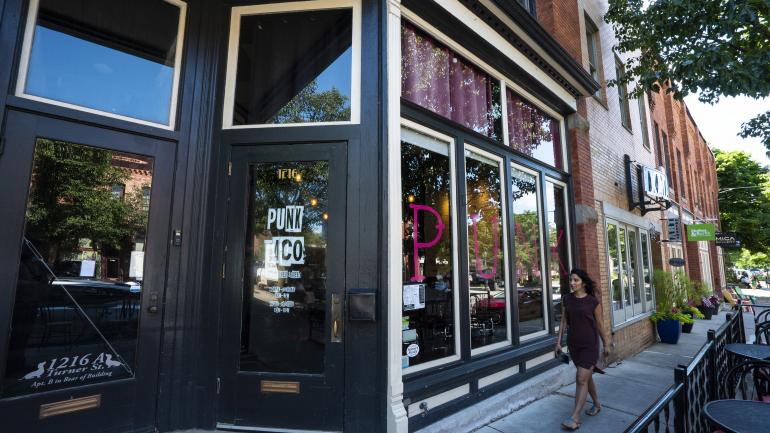 兰辛最受欢迎的当地热门餐厅 Punk Taco 门外