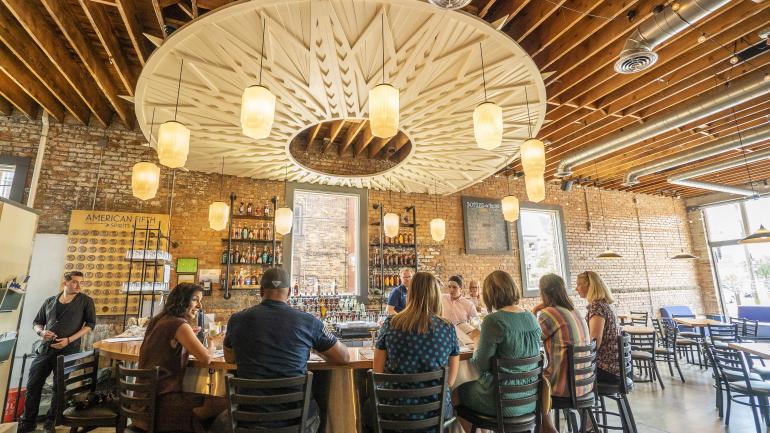 在美国第五烈酒厂的品酒室里品尝手工调制的鸡尾酒