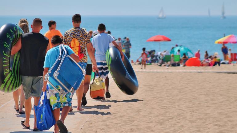 聚集在荷兰镇州立公园海滩上的家庭游客们