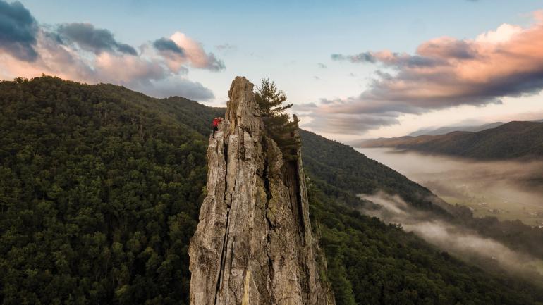 挑战高耸于丛林之巅的地标式塞内卡岩石