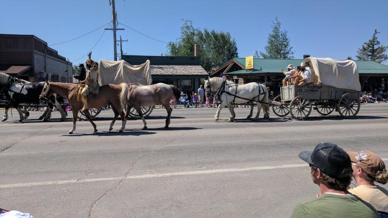 在派恩代尔市中心欣赏绿河集会游行