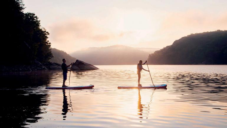 萨默斯维尔湖上宁静宜人的桨板泛舟体验