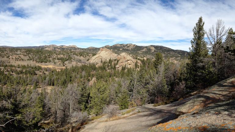 俯瞰温道舞休闲区一处造型独特的岩壁