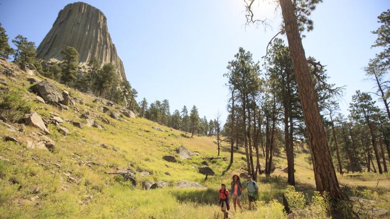 沿着魔鬼塔国家地标附近的小径徒步