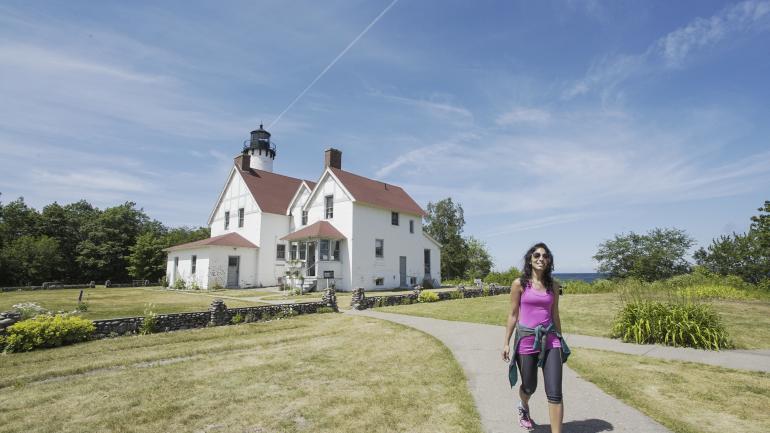 探索 Point Iroquois Lighthouse 灯塔的底部