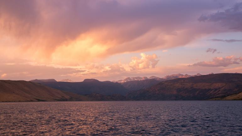 弗里蒙特湖的纯净水域与旖旎的山川风光交相辉映